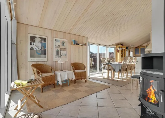 3 Bedroom Lovely In Holiday home